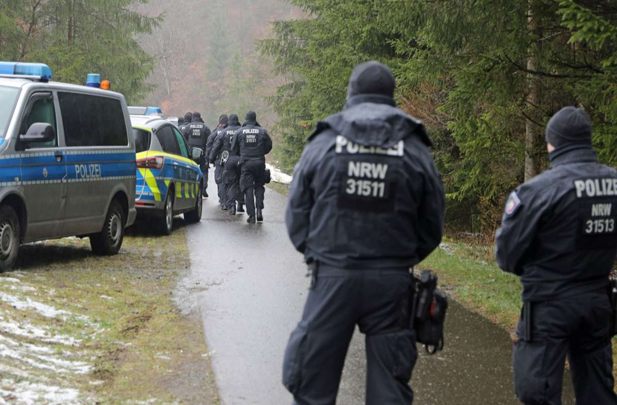 Polizisten in der Nähe des Fundorts der Leiche. Foto: dpa/Andreas Trojak