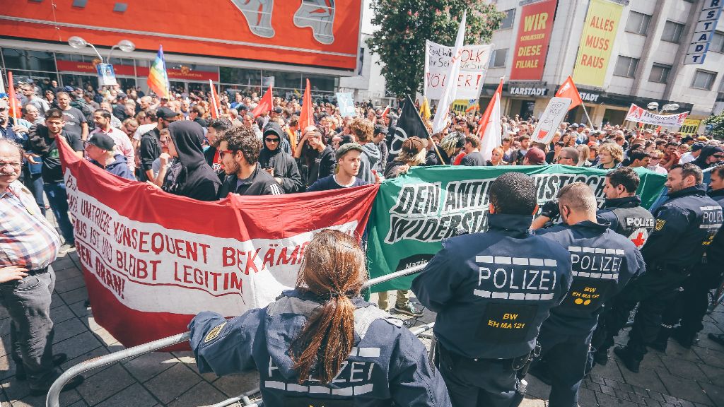 Pegida-Demo in Stuttgart: Tausende stellen sich Pegida entgegen