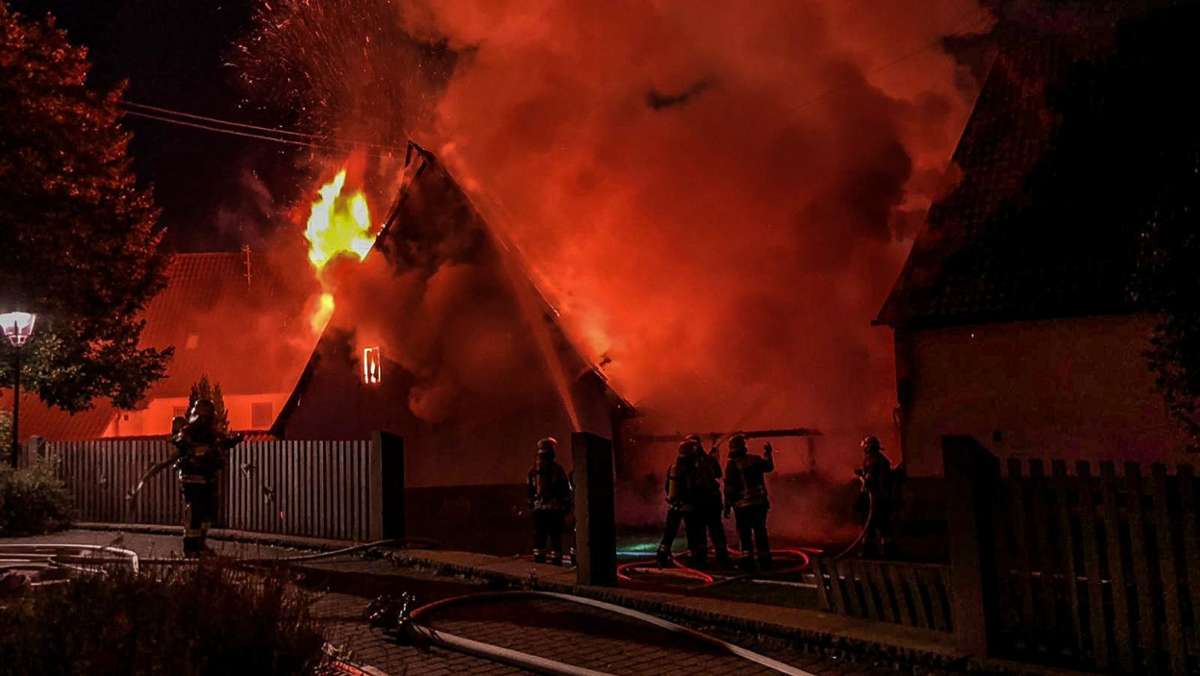 Feuerwehreinsatz in Merklingen: Im Ortskern brennt es