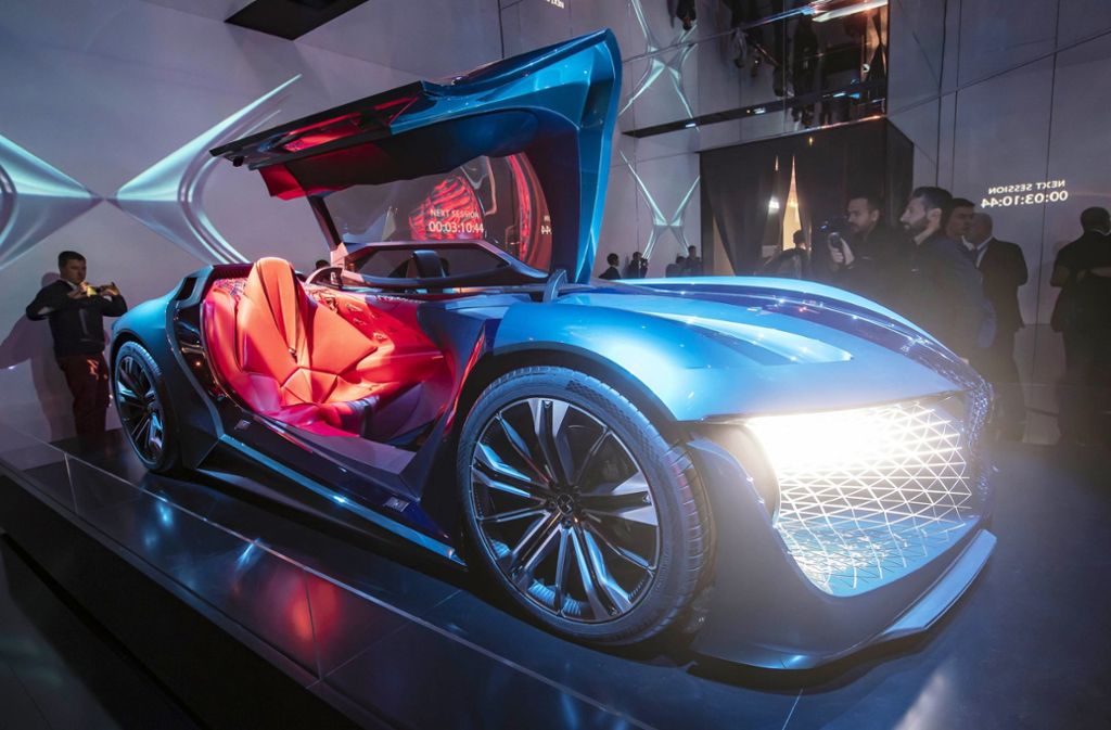 Futuristisches Design präsentiert auch der elektrisch betriebene „DS X E-Tense“ von DS Automobiles, der Premiummarke des französischen Automobilkonzerns Groupe PSA.