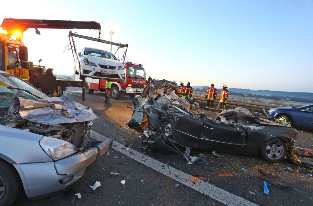 Auf der Autobahn 7 im Unterallgäu ist es in der Silvesternacht zu einem schweren Verkehrsunfall gekommen.