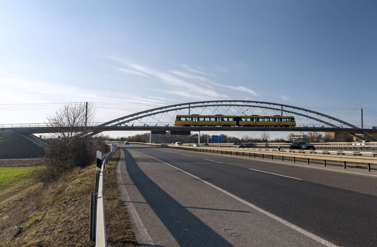 Achtzig Meter weit spannt sich die Brücke der Stadtbahnlinie U6 über die zehn Fahrspuren der A8 am Echterdinger Ei.
