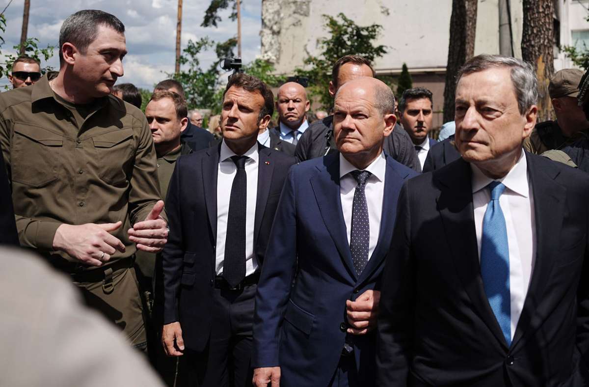 Der Sondergesandte des ukrainischen Präsidenten Selenskyj (l.) geht mit Emmanuel Macron, Präsident von Frankreich, Bundeskanzler Olaf Scholz und Mario Draghi, Ministerpräsident von Italien, an zerstörten Gebäuden in Irpin vorbei.