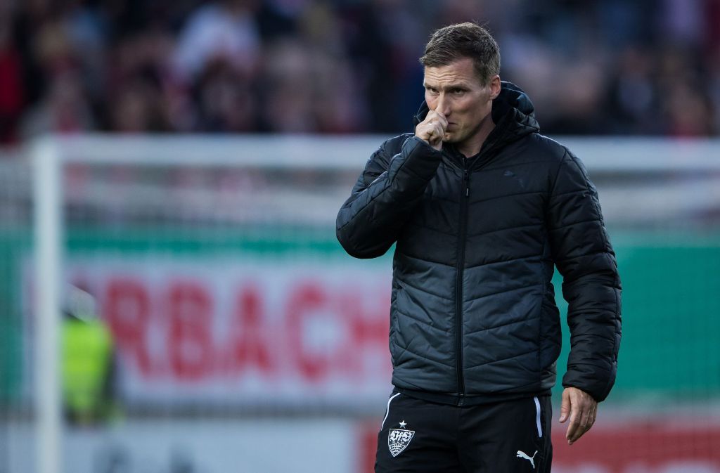 Ein konzentrierter VfB-Trainer Hannes Wolf vor dem Spielanpfiff.