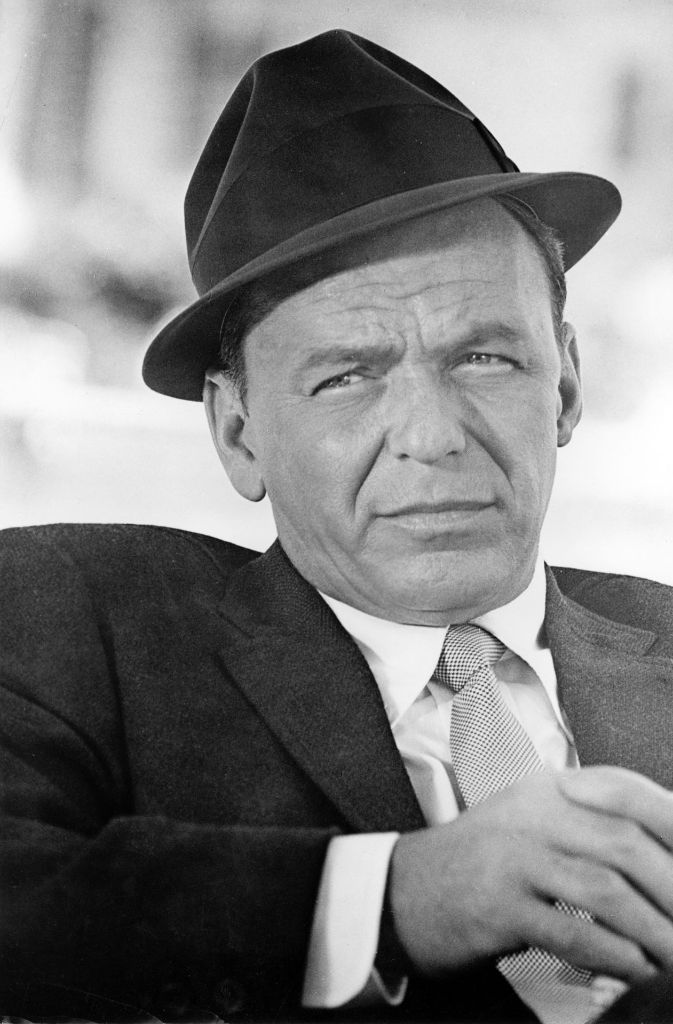 Eine Legende und ein Hutträger, weil es zu seiner Zeit für den Herrn auf offener Straße noch keine Alternative gab: der Sänger, Entertainer und Schauspieler Frank Sinatra.