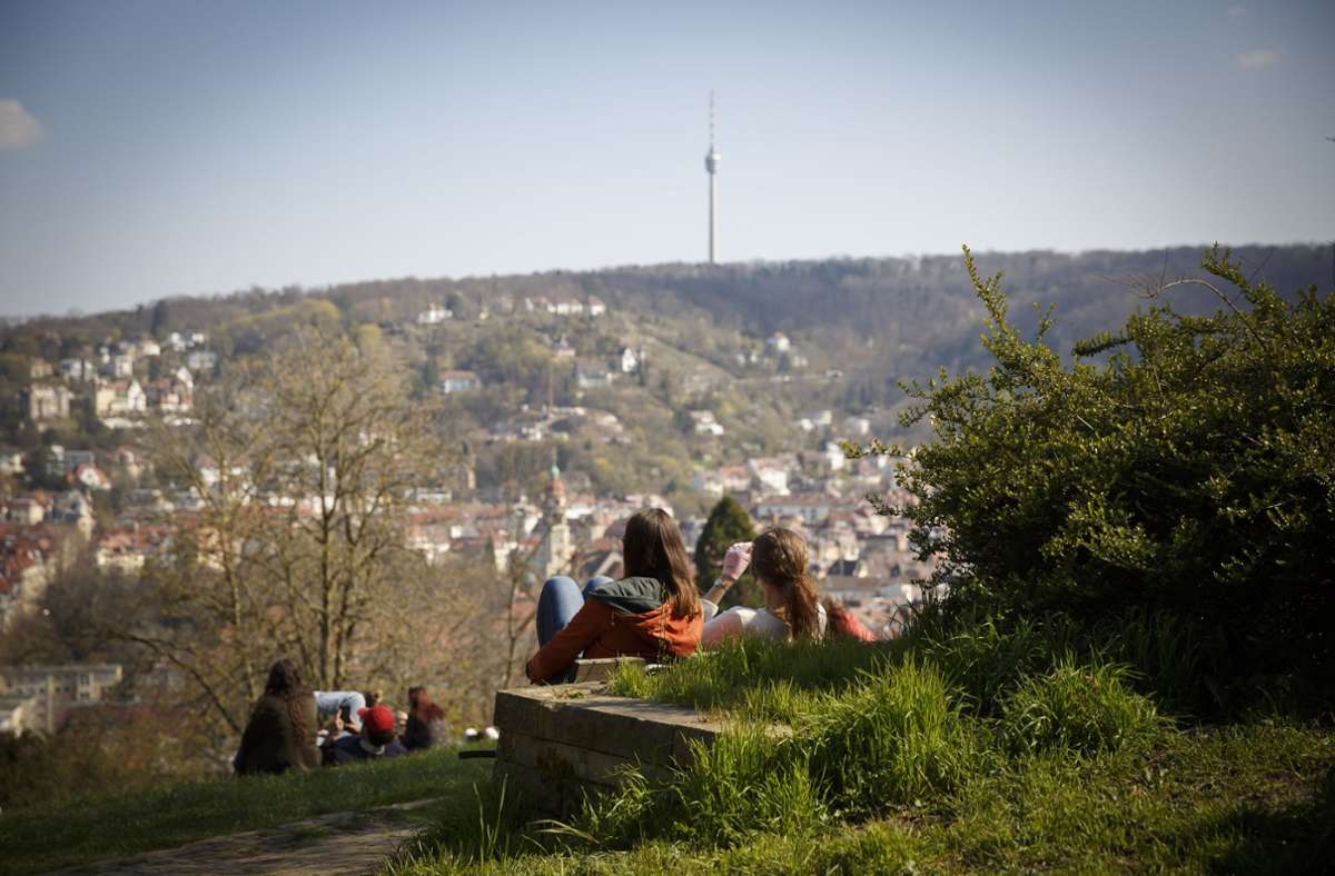 Die Karlshöhe in Stuttgart ist ein grünes Idyll in der Großstadt – allerdings ein sehr beliebtes, sodass bei gutem Wetter dort viele Menschen unterwegs sind. Aber auf der Wiese davor findet sich immer ein Plätzchen – Aussicht inklusive.