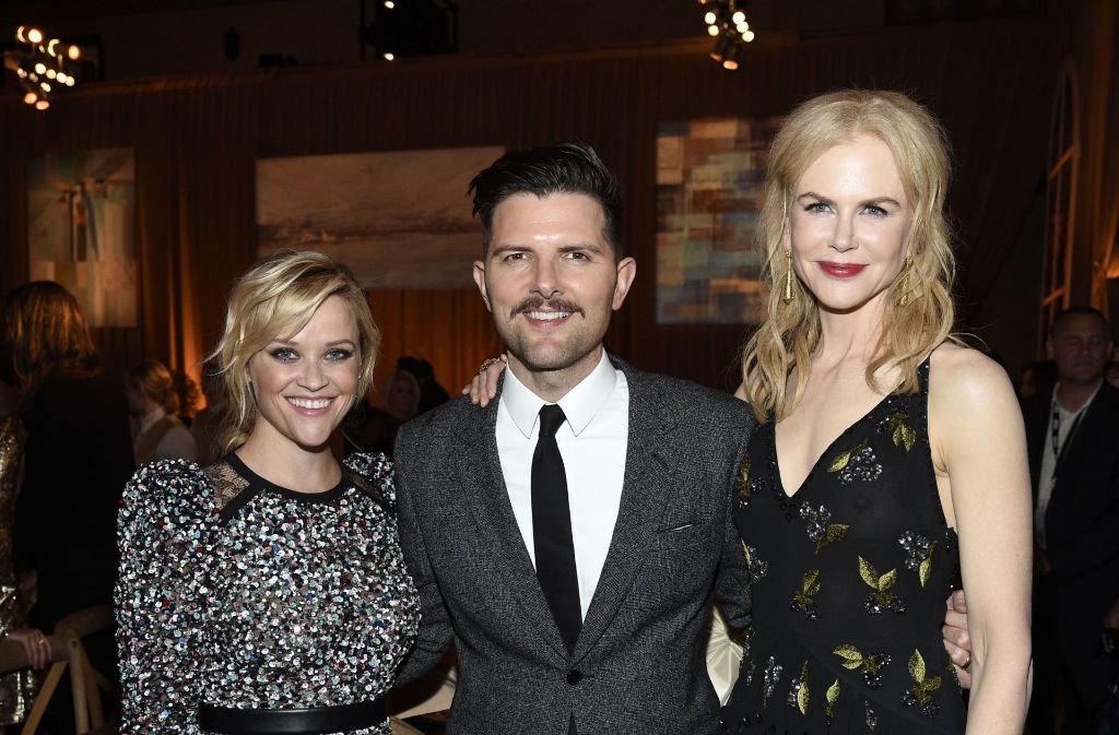 Adam Scott (Bildmitte) spielt Reese Witherspoons Ehemann. Nicole Kidman (rechts) spielt die Mutter von Zwillingen.