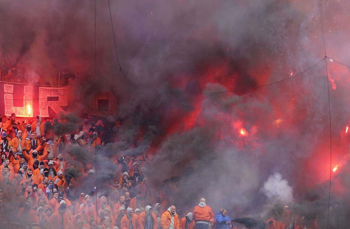 Rostocks-Fans brannten auf der Tribüne Feuerwerkskörper ab.