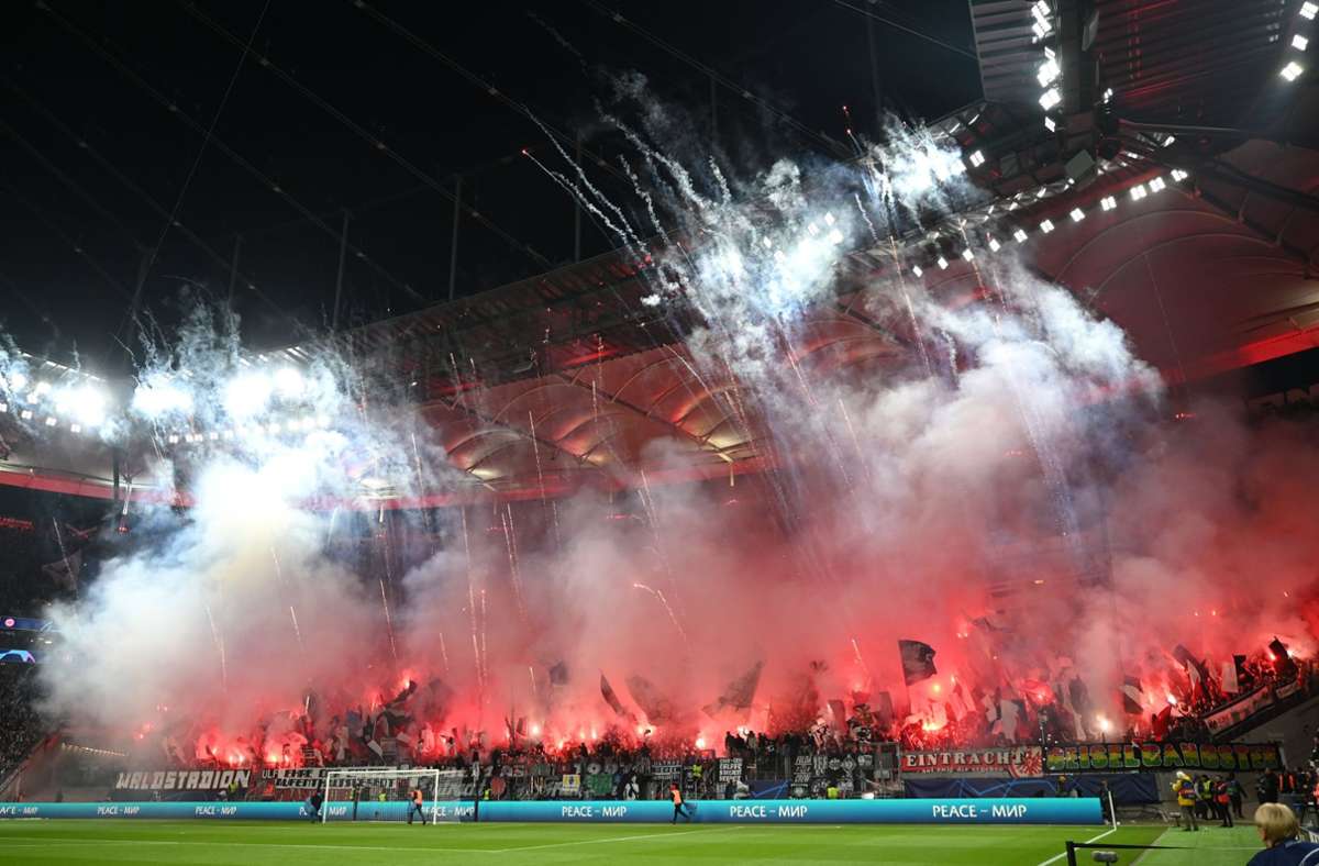 Im Hinspiel gegen Neapel brannten Frankfurter Fans Feuerwerk ab. Foto: dpa/Arne Dedert