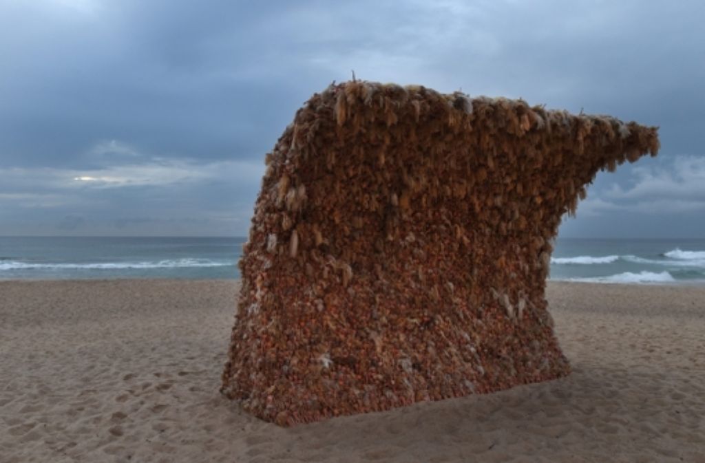 Die „Wave 2“ von Annette Thas ist mindestens so schön anzusehen, wie die realen Wellen, die dahinter brechen und über den feinen Sand ziehen.