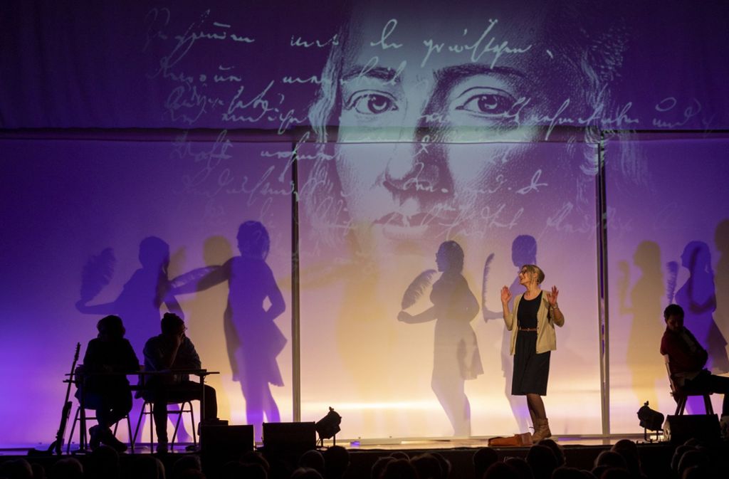 Eines der vielen poetischen Bilder der Inszenierung: Schattentänzerinnen mit Schreibfeder und das Bildnis Hölderlins geben einer Szene den poetischen Rahmen.