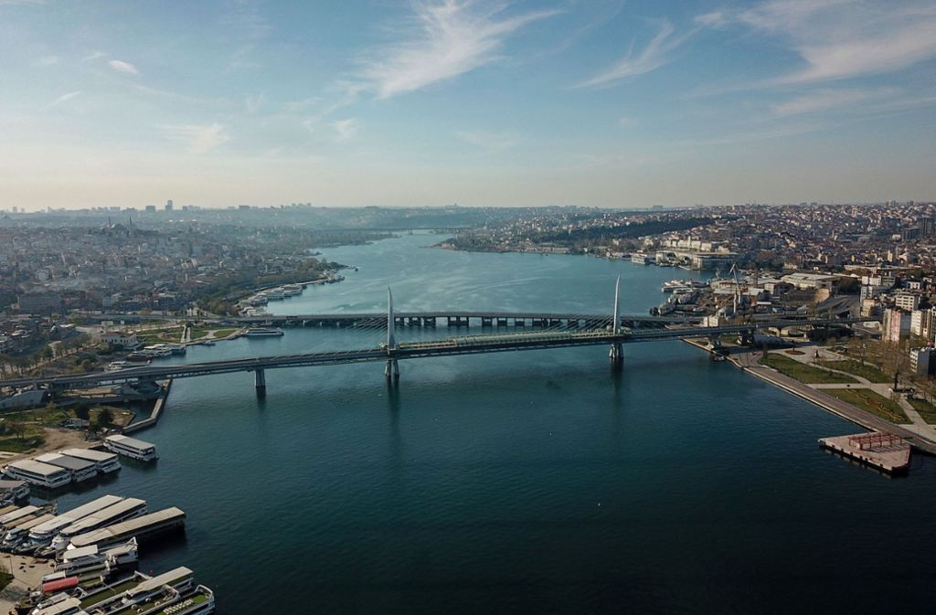 Der Bosporus, der die Stadt Istanbul in zwei Kontinente teilt, ist ansonsten dicht befahren.