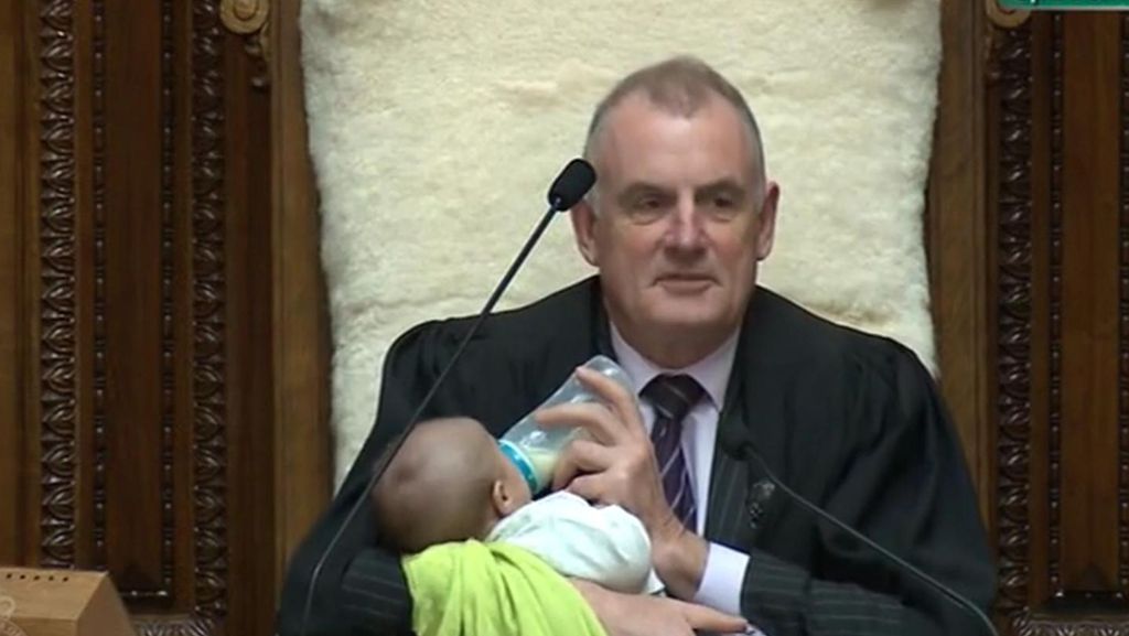  In Neuseeland hat Parlamentspräsident Trevor Mallard für Entzückung gesorgt. Der 65-Jährige kümmert sich während einer langen Debatte um das Baby eines Abgeordneten. 