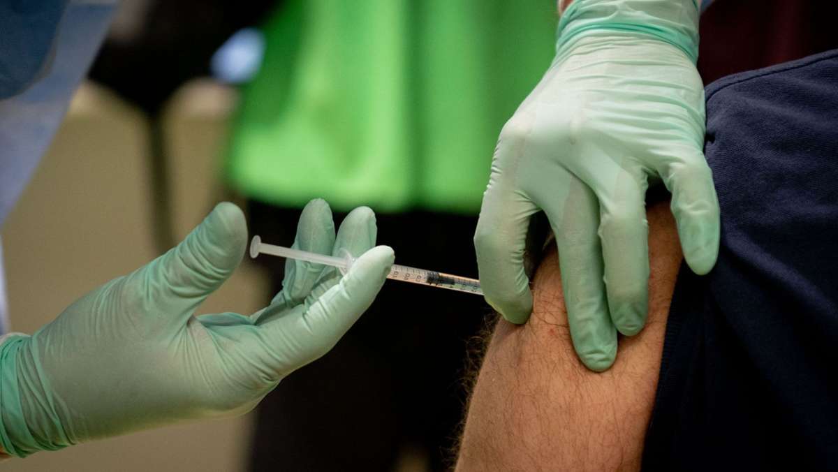  Sieben Abgeordnete aus SPD, Grünen und FDP wollen einen eigenen Entwurf für eine Impfpflicht gegen das Coronavirus ab 18 Jahren vorlegen. In der kommenden Woche debattiert der Bundestag darüber. 
