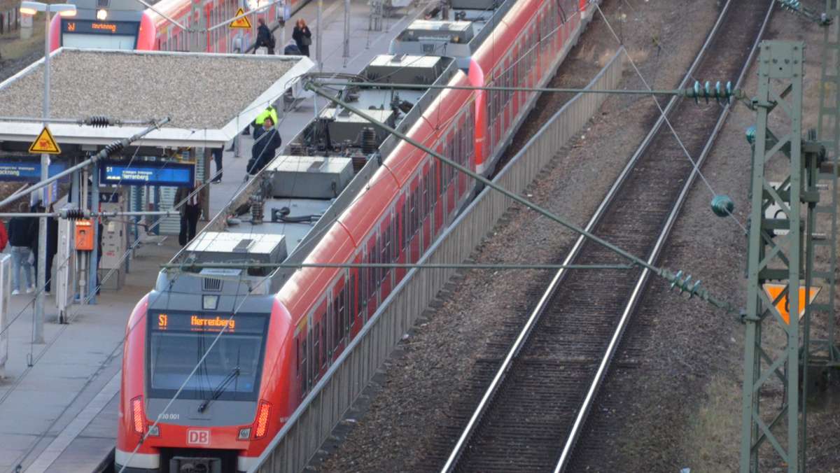Schwarzfahrer rennt in Stuttgart über Gleise: Riskante Flucht sorgt für Verspätungen im S-Bahn-Verkehr