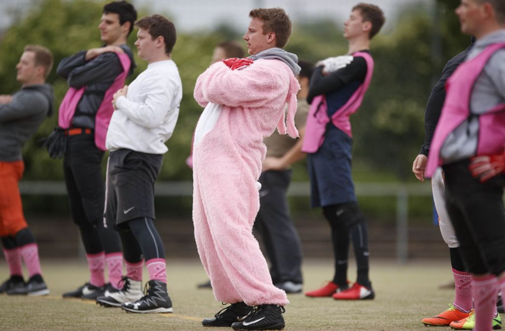 Auch außerhalb von Benefizspielen kommt in Fellbach regelmäßig pink zum Einsatz: In Form eines Hasenkostüms.
