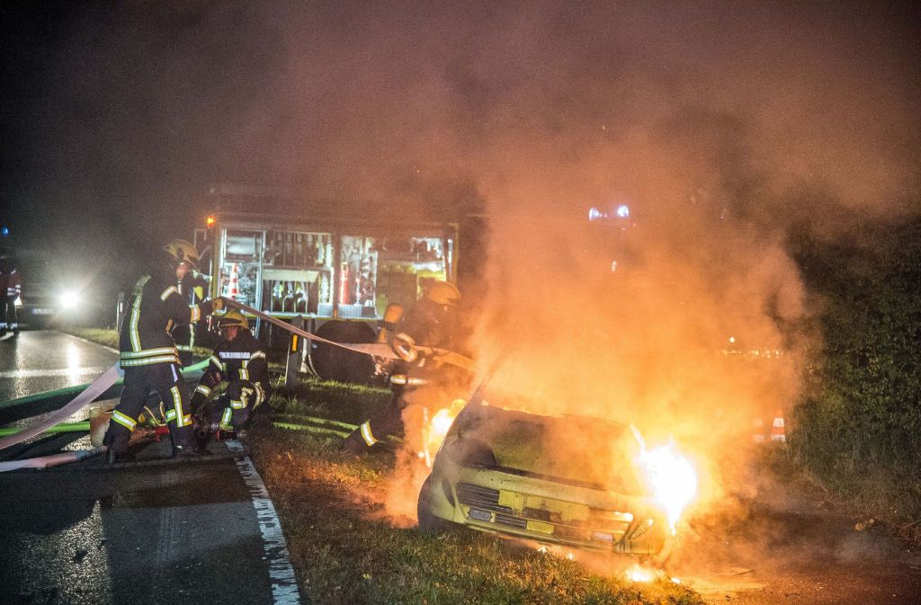 Bei der Großübung der Feuerwehren Asperg und Tamm sowie des DRK Ortsvereins Tamm wird ein schwerer Unfall mit drei Pkw und einem Lkw auf der Landstraße zwischen Ludwigsburg und Asperg simuliert. Ein Auto steht dabei in Flammen. Die Feuerwehren und der Rettungsdienst rücken mit insgesamt 16 Fahrzeugen und 82 Helfern an.
