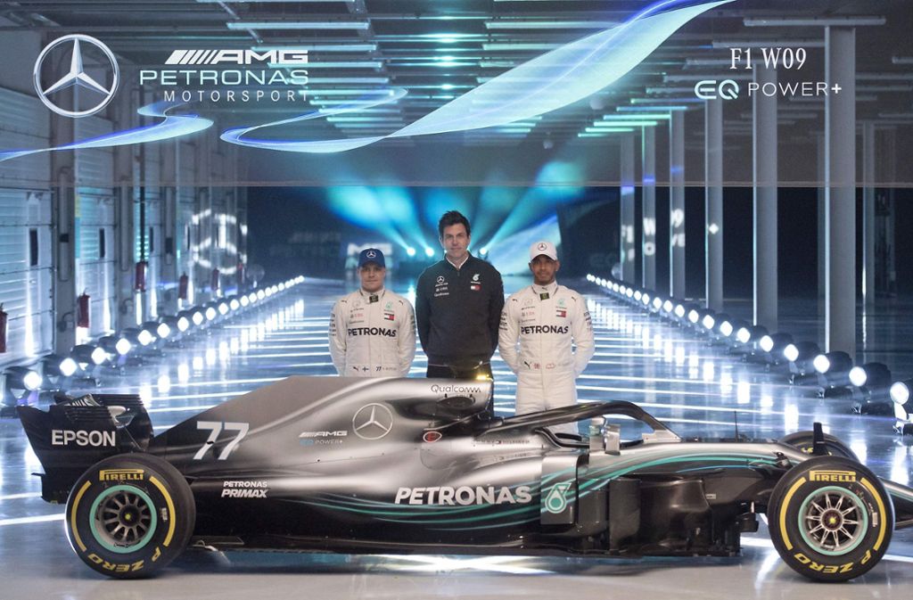 Fahrer Valtterie Bottas, Teamchef Toto Wolff und Fahrer Lewis Hamilton posieren bei der offiziellen Vorstellung mit dem neusten Silberpfeil.