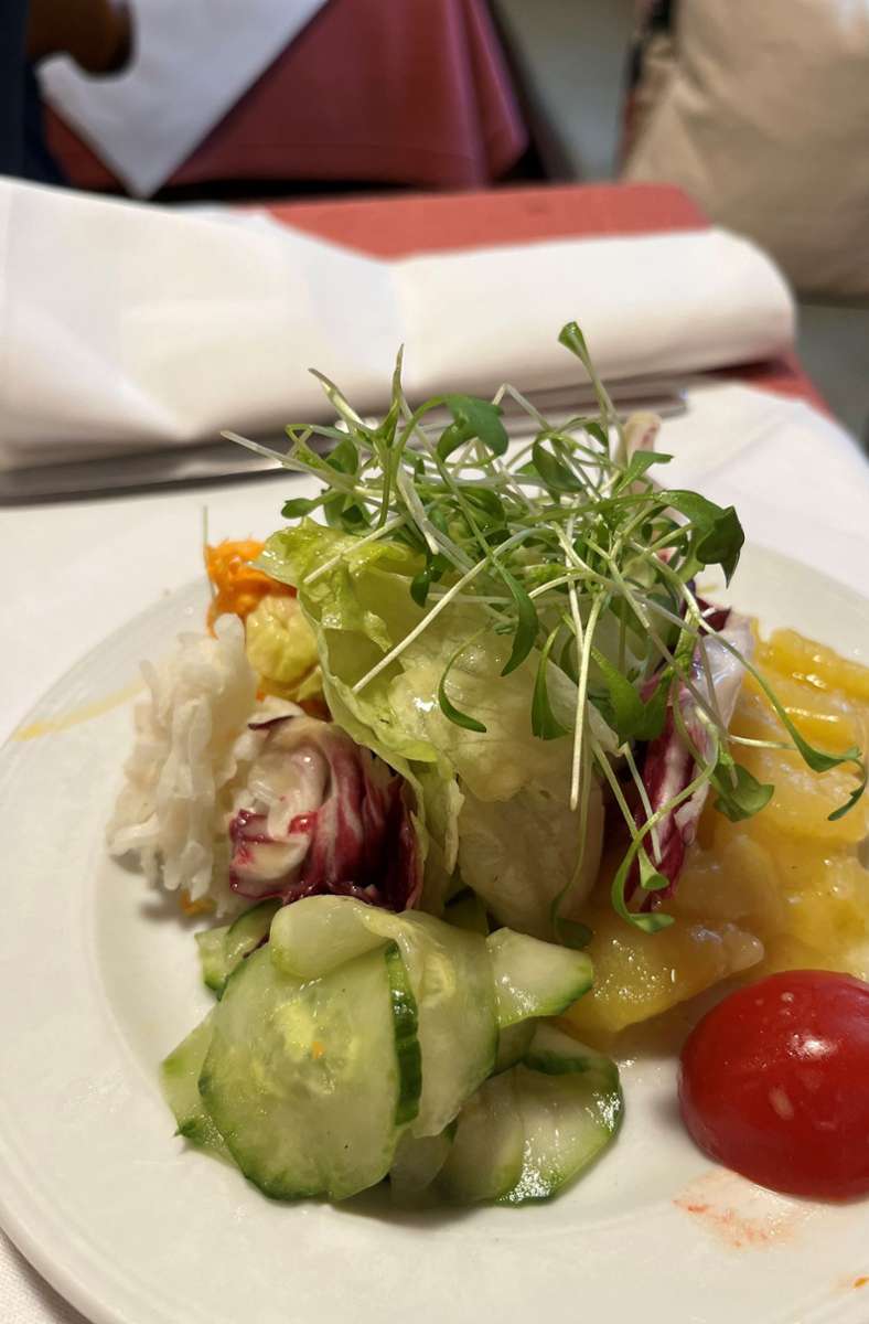 Wunderbar traditionell und unschlagbar gut: der klassische Wirtshaussalat. Schon allein für den Kartoffelsalat lohnt sich die Reise.