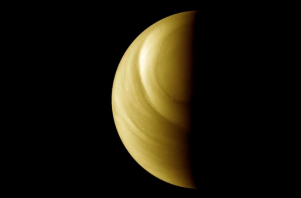 Die Venus ist gut am Nachthimmel zu erkennen; sie wird auch Morgen- oder Abendstern genannt. Ihre Oberfläche verbirgt sich aber unter einer dichten Wolkendecke. Insgesamt 43 Sonden sind schon zur Venus geschickt worden, einige landeten auch auf der heißen Oberfläche. Bilder der russischen Venera-Sonden gibt es hier. Unser Bild stammt aus einem Video der europäischen Sonde Venus Express; das ganze Video einer Umrundung ist hier zu sehen.