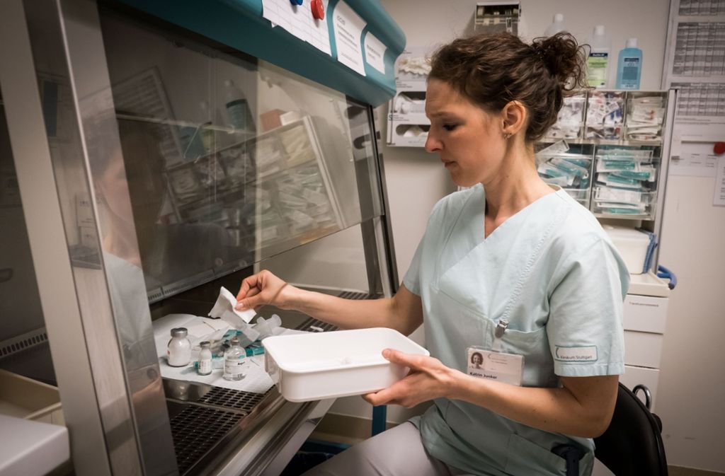 Katrin Junker auf Station im Olgahospital. Mit diesem Gerät lassen sich Medikamente unter sterilen Bedingungen richten. Neun Spritzen bereitet sie gerade vor – für ein Kind. Das Baby benötigt wegen Darmproblemen vor allem Antibiotika.
