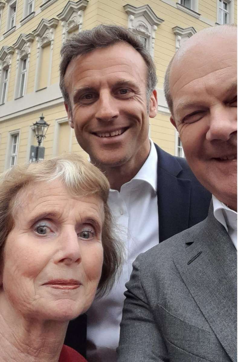 Evelyn Haupt posierte für das Selfie mit Emmanuel Macron (Mitte) und Olaf Scholz.