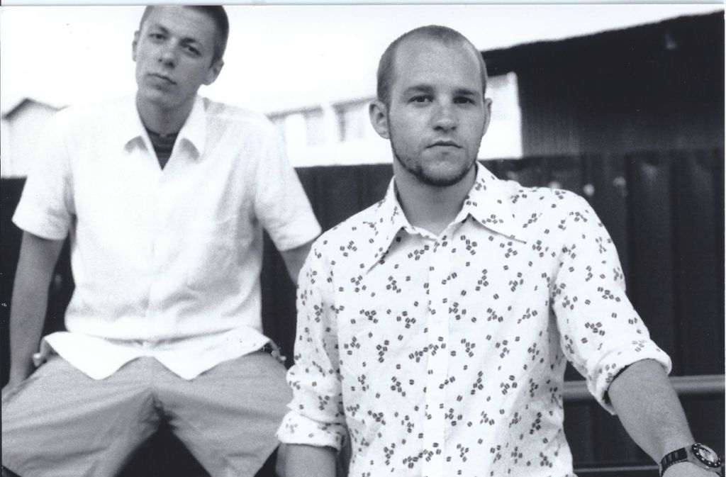 Auf Becks Solo-Album Weltweit von 1998 findet sich der Song „Turntablerocker (Beweg deinen Popo)“, der schließlich namensgebend für Thomilla und Beck als DJ- und Produzenten-Duo werden sollte.