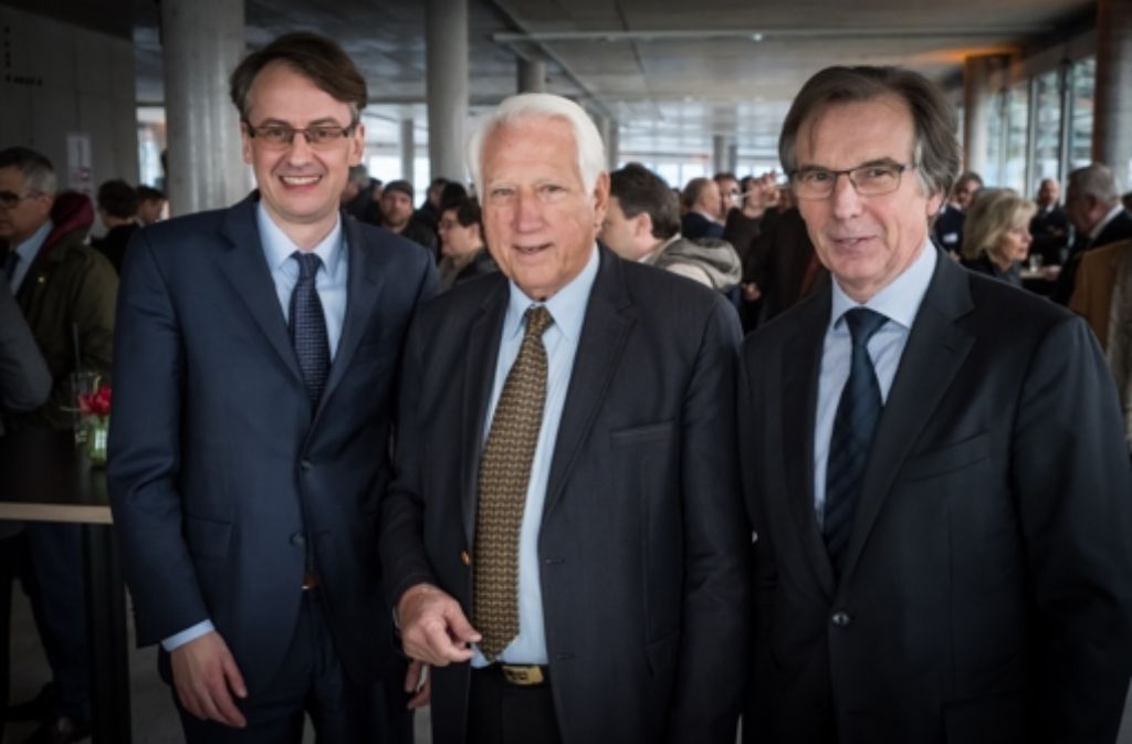 Finanzbürgermeister Michael Föll (CDU) (links) zusammen mit Bauherr Horst Bülow in der Bildmitte und dem Vorsitzenden des Vorstands von Daimler Financial Services Klaus Entenmann.