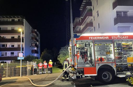 Rettungskräfte brachten die Bewohner in Stuttgart-Plieningen über Drehleitern in Sicherheit. Foto: 7aktuell.de/Alexander Hald/7aktuell.de | Alexander Hald