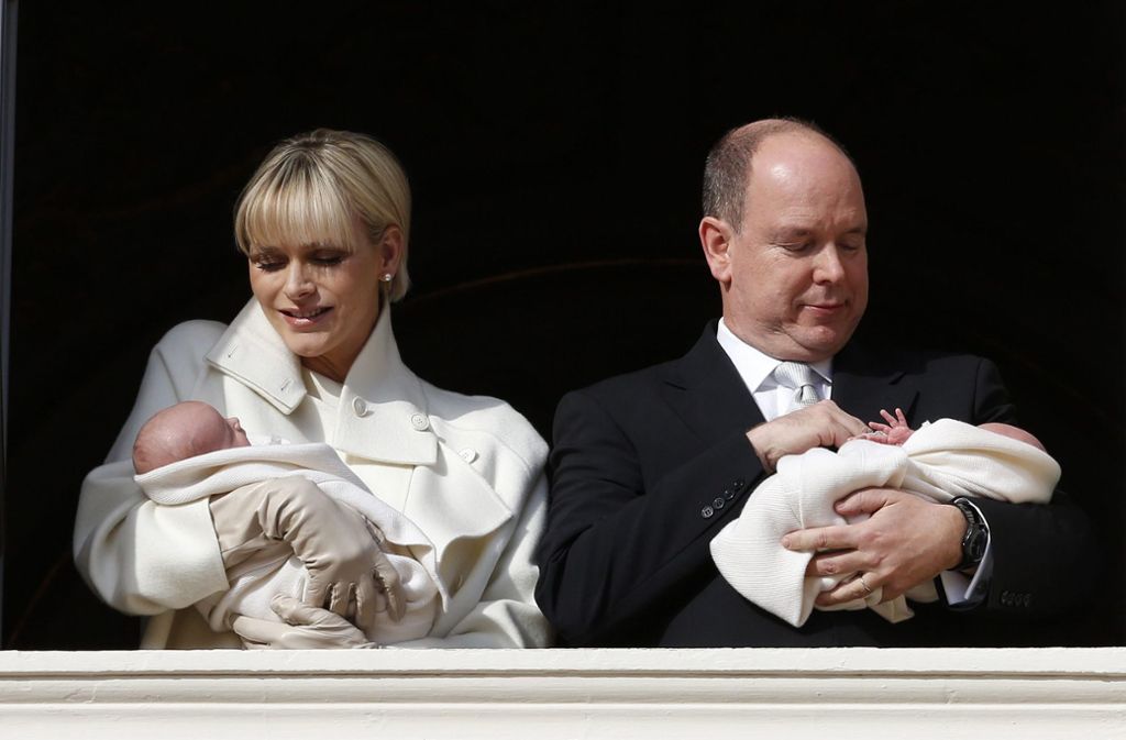 Hat lange auf den ersten Nachwuchs gewartet – dann kam er doppelt: das Fürstenpaar Charlene und Albert von Monaco.