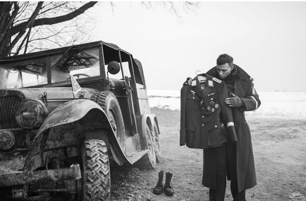 Willi Herold (Max Hubacher) findet in einem gestrandeten Auto eine Hauptmannuniform.