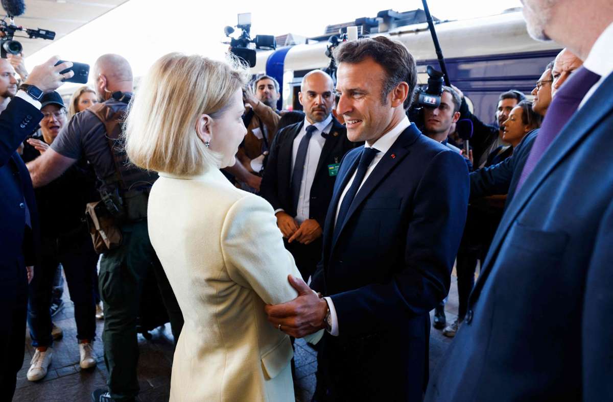 Die stellvertretende ukrainische Ministerpräsidentin Iryna Vereshchuk begrüßt den französischen Präsidenten Emmanuel am Bahnhof von Kiew.