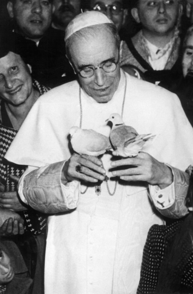 Absoluter Herrscher: Pius XII. hält während einer Audienz 1954 zwei Friedenstauben. Er gilt als eine der zwiespältigsten Persönlichkeiten des 20. Jahrhunderts und ist umstritten wie nur wenige andere Päpste in der an Wirren und Irrungen reichen Geschichte des Vatikans. Der Pontifex starb am 9. Oktober 1958 in der päpstlichen Sommerresidenz Castel Gandolfo.