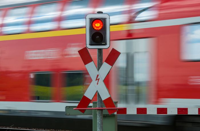 Elegantes Ein Bahnbediensteter Schwenkt An Einem Bahnubergang Eine Rot Weie Fahne Bilder