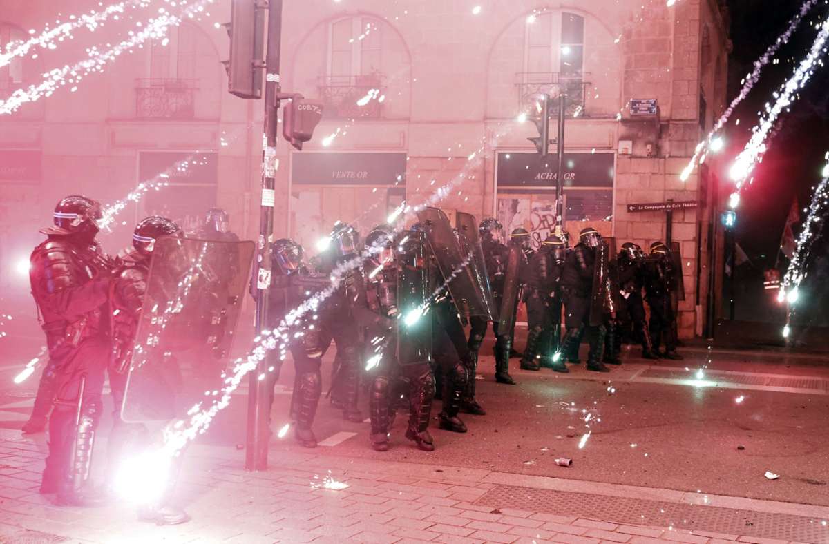 In Nantes zündeten Demonstranten Feuerwerkskörper, um gegen die Politik in Frankreich zu protestieren. Foto: dpa/Jeremias Gonzalez