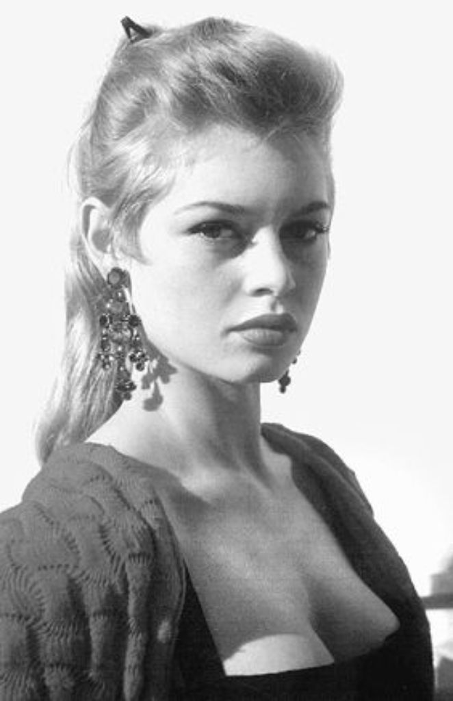 1934 wird Brigitte Anne-Marie Bardot in Paris geboren. Bereits mit 15 beginnt die Karriere der hübschen Französin - als Hutmodell.