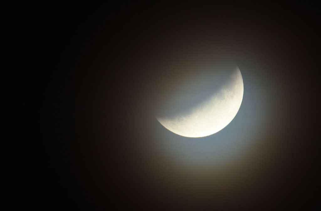 Wenn der Mond dann durch diesen Schatten läuft, sieht man eine Mondfinsternis. Das Bild entstand in Sindelfingen.