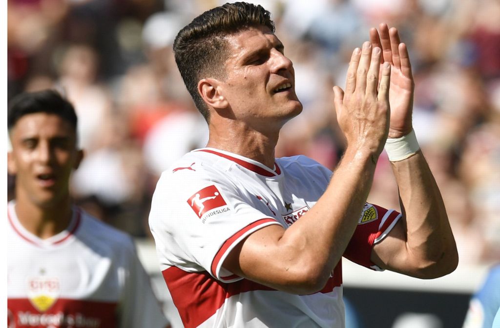 Das weiße VfB-Trikot mit der Rückenaufschrift „Gomez“ ist bei den Fans sehr gefragt.