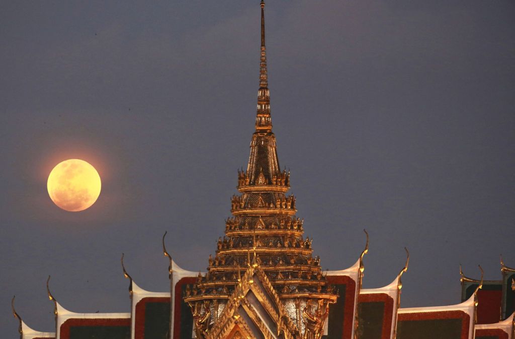 Bangkok (Thailand): Ein Supermond steht hinter dem Großen Palast am Himmel.