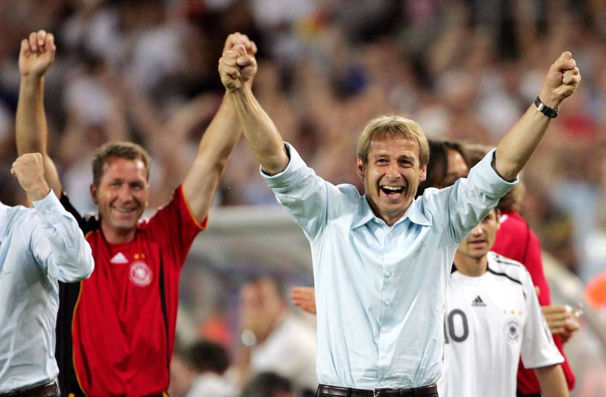 Der Höhepunkt aus deutscher Sicht: Im Spiel um Platz drei gewinnt das Team von Jürgen Klinsmann mit 3:1 gegen Portugal.