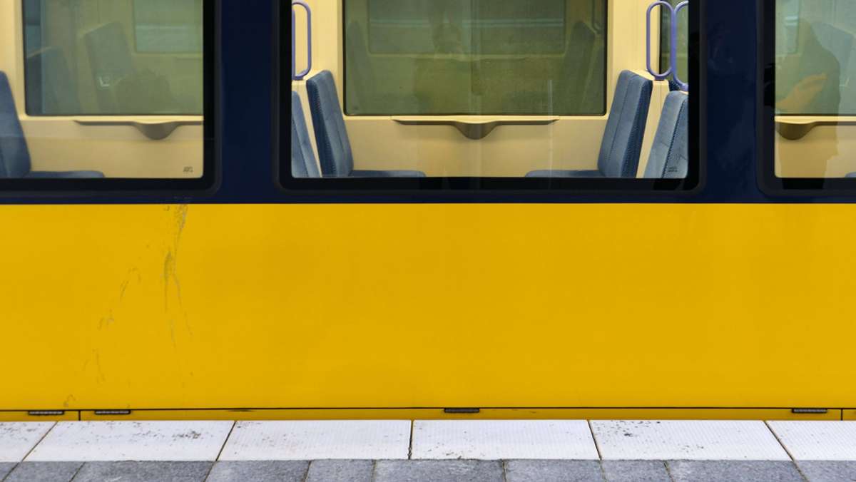 Stuttgart-Untertürkheim: Betrunkener Autofahrer prallt gegen Stadtbahn – 30.000 Euro Schaden