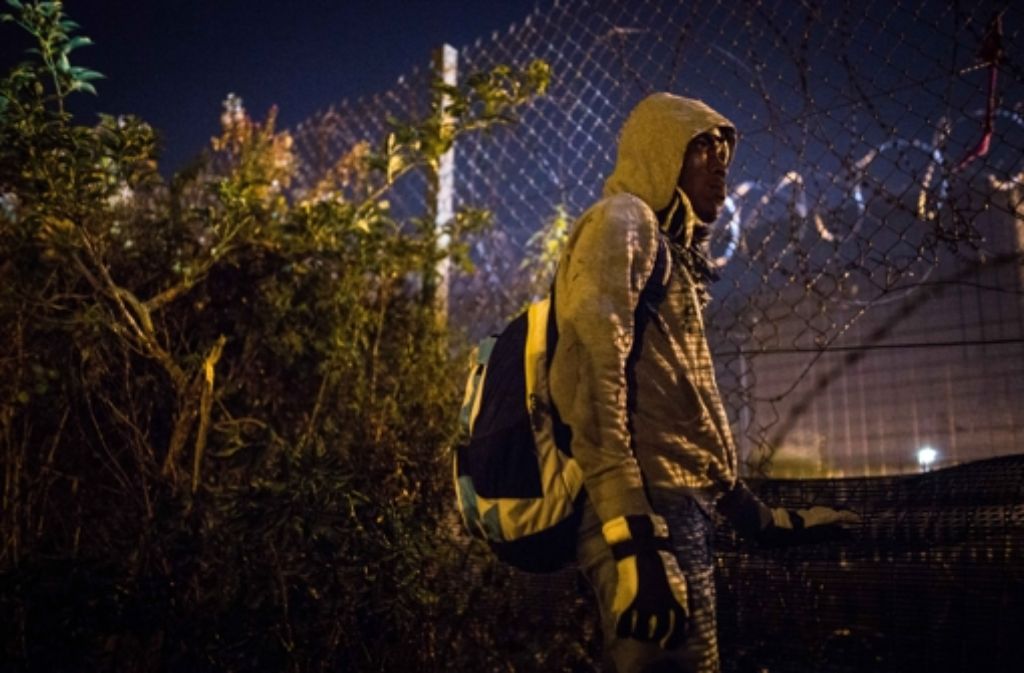 Immer wieder versuchen vor allem in der Dunkelheit Migranten nahe dem französischen Calais nachts durch den Eurotunnel nach Großbritannien zu gelangen.