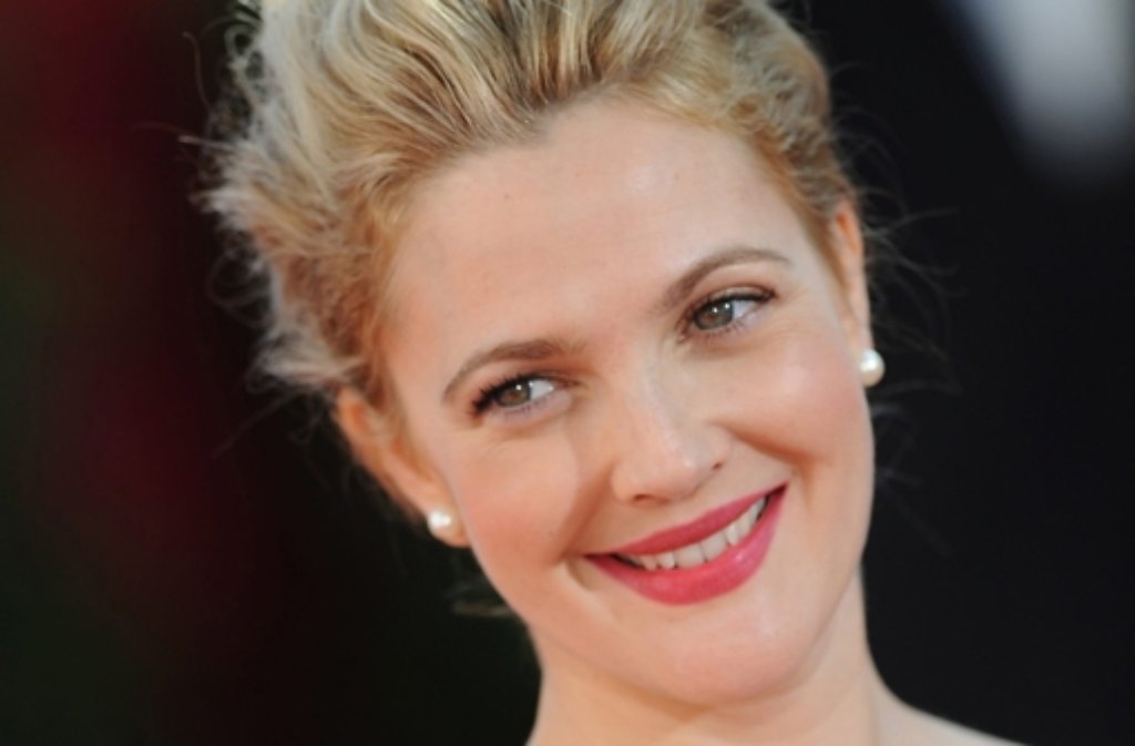 Drew Barrymore: Die Schauspielerin zeigte sich bei Instagram vor dem Tannenbaum mit einem rosafarbenen Hermès-Schal, den ihr Mann ihr geschenkt habe - Aufschrift: "I Like Flowers. I Think Flowers Like Me." Hier gehts zum Instagram-Post von Drew Barrymore.