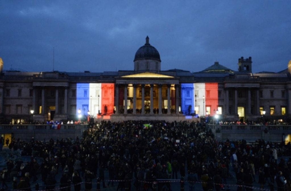 In London wurde die französische Flagge auf die Nationalgalerie projeziert.