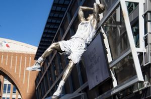 Dallas Mavericks  enthüllen Statue von deutscher Basketball-Legende
