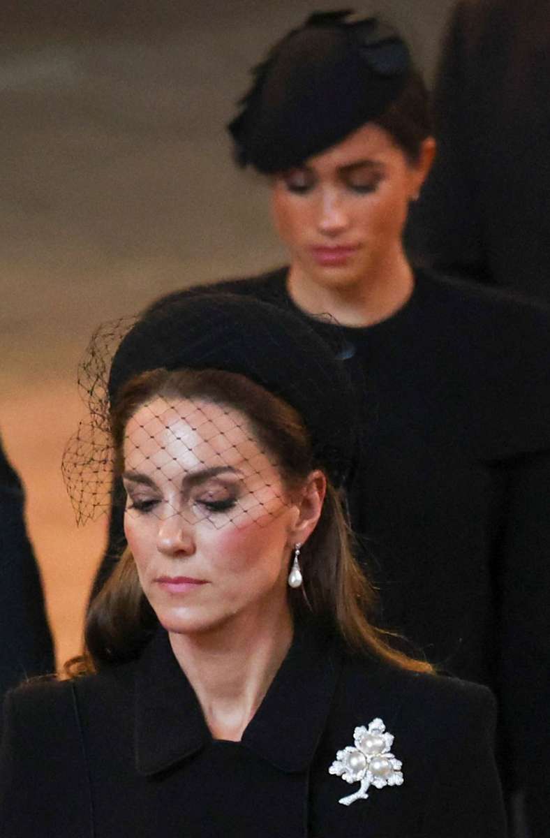 Die Trauer ist Prinzessin Kate und Herzogin Meghan anzusehen.
