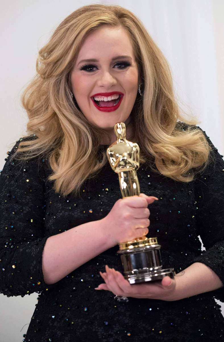 Adele Adkins 2013 mit ihrem Oscar für „Skyfall“
