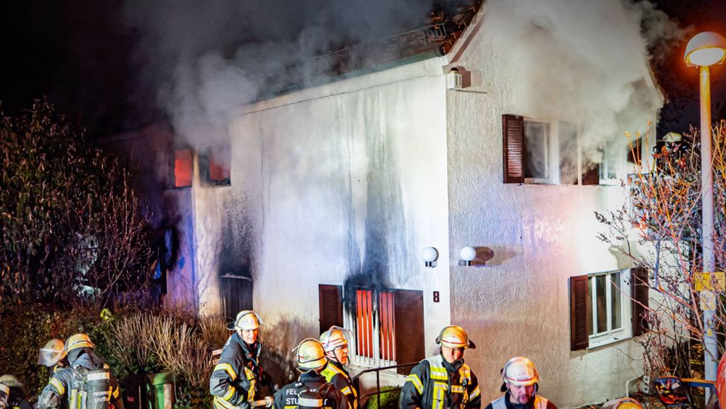 Vollbrand in Stuttgart-Nord: Fachwerkhaus steht in Flammen und droht einzustürzen