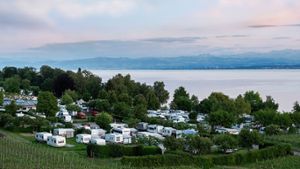 Campingplätze entscheiden sich für die Teilnahme bei Campingcard-Programmen und bieten Urlaubenden so vergünstigten Aufenthalt an.