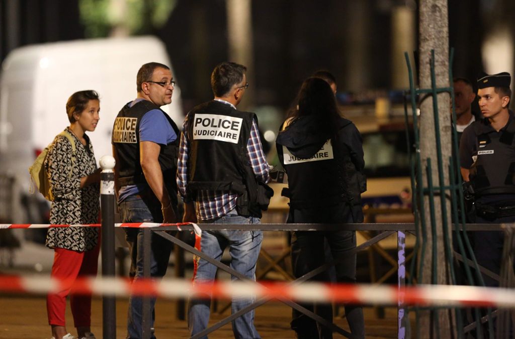 Ein Mann soll mit einem Messer und einer Eisenstange auf Menschen in der französischen Hauptstadt losgegangen sein.